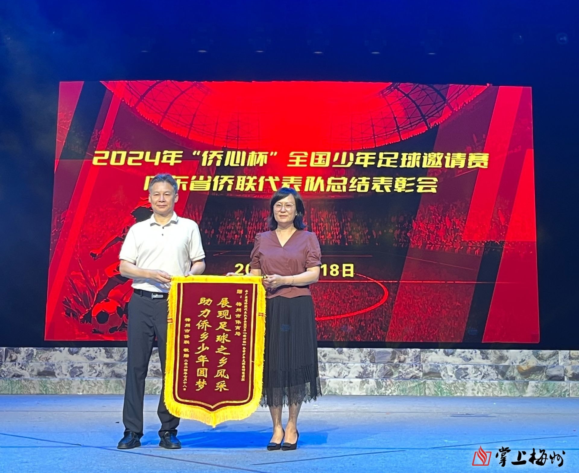 精彩足球联赛续写传奇,球员们为荣誉而战(精彩足球联赛续写传奇,球员们为荣誉而战的故事) 精彩足球联赛续写传奇,球员们为荣誉而战(精彩足球联赛续写传奇,球员们为荣誉而战的故事)