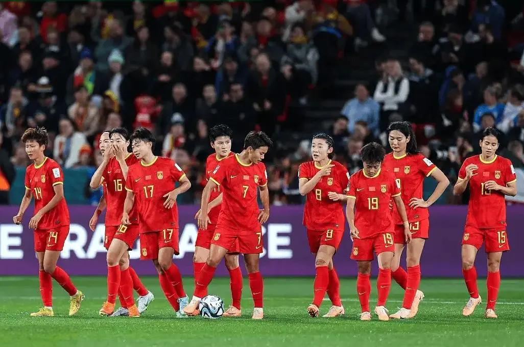 中国女足队员们奋勇拼搏,成功晋级下一轮(中国女足队员们奋勇拼搏,成功晋级下一轮比赛) 中国女足队员们奋勇拼搏,成功晋级下一轮(中国女足队员们奋勇拼搏,成功晋级下一轮比赛)