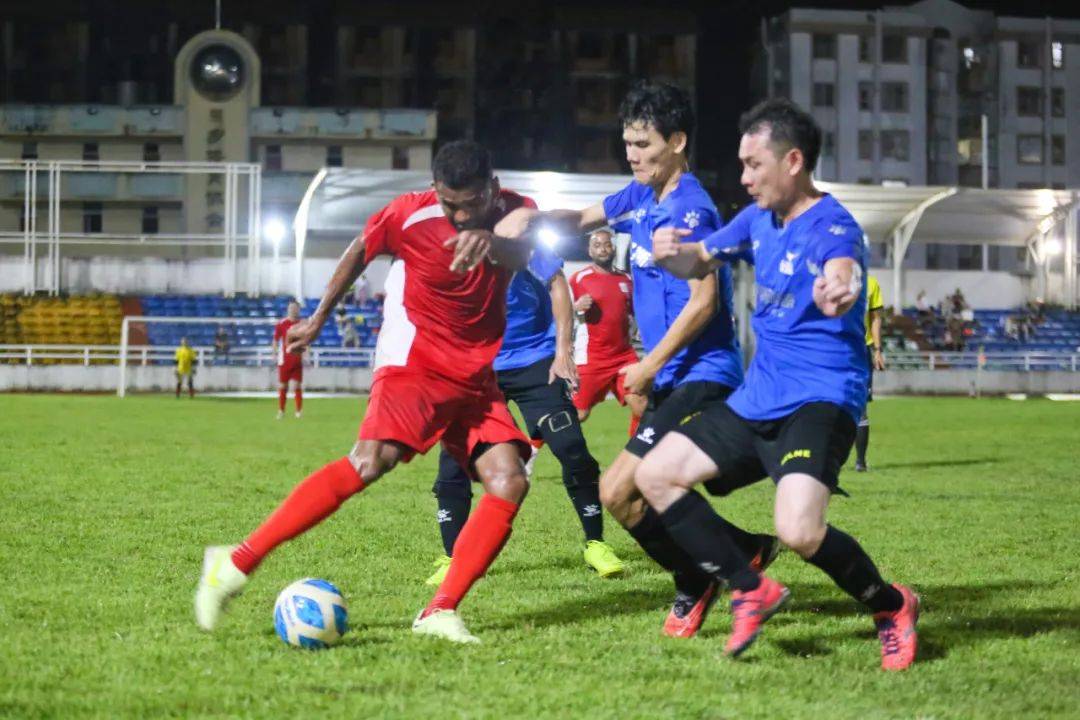 aoa体育-精彩的足球比赛展示出球员们的实力和技术