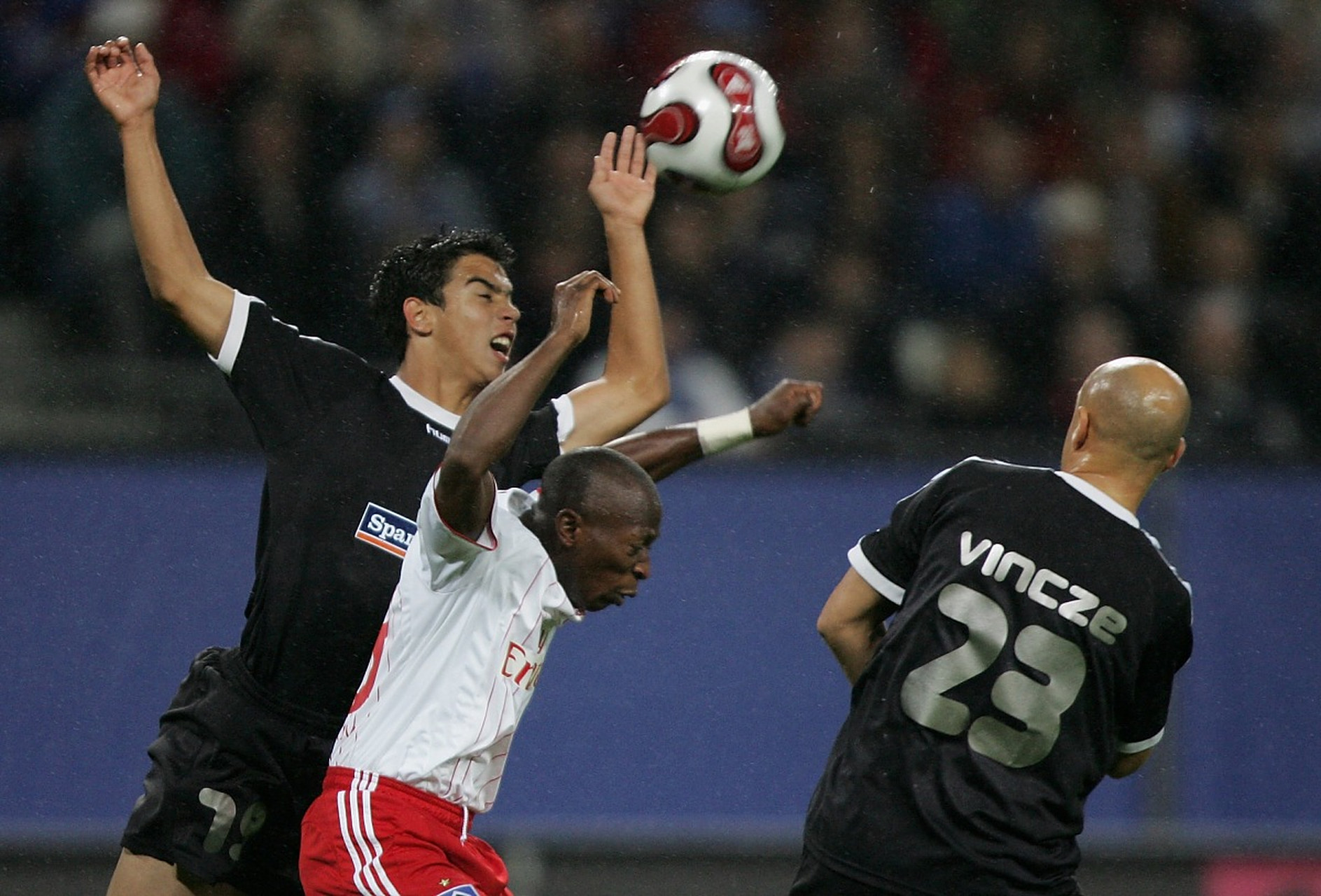 aoa体育馆-汉堡队客场不敌对手，战绩受挫