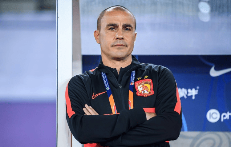 球队主帅智慧指挥，带领球员走向胜利