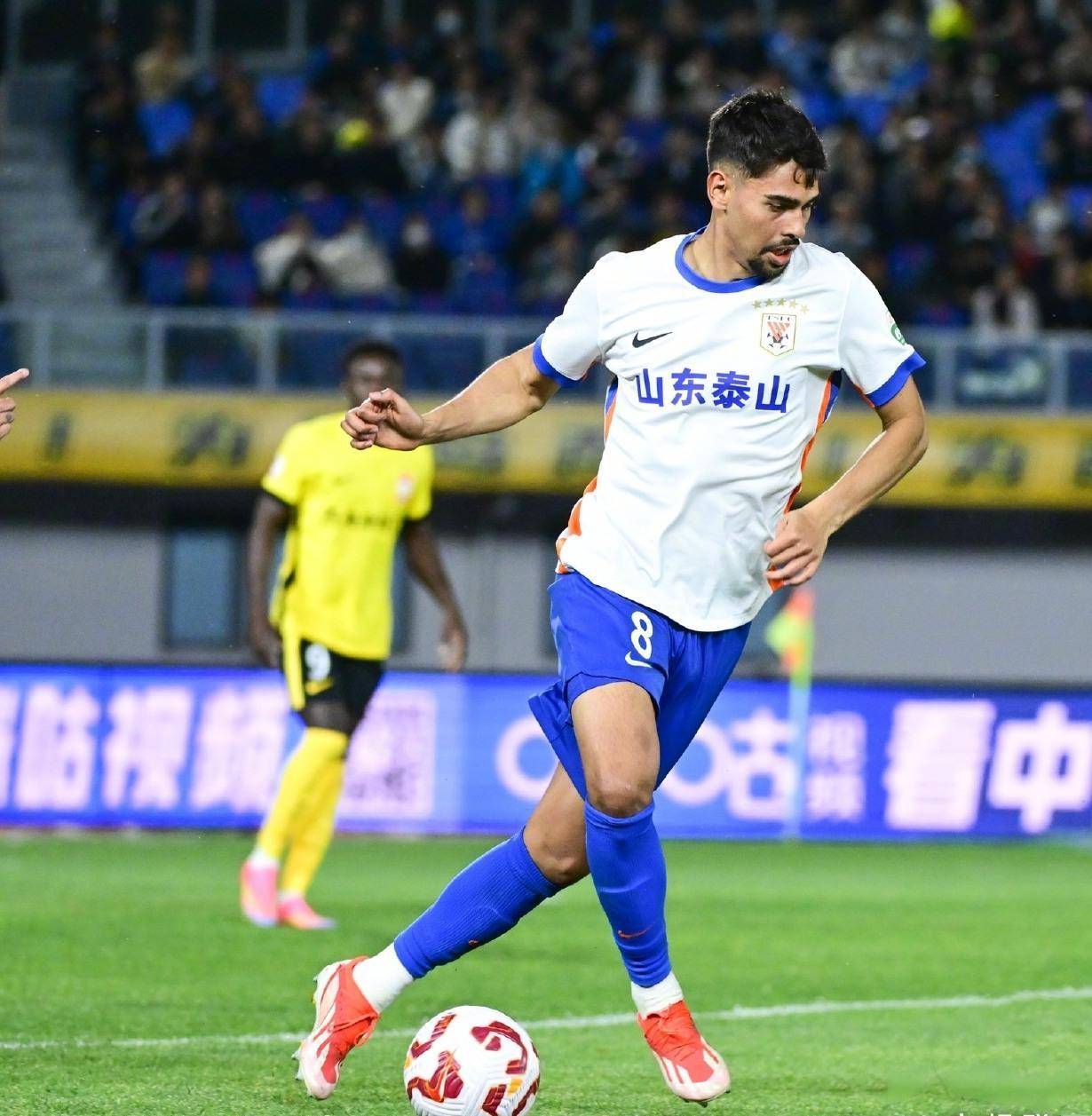 aoa体育教练-传统强队与新贵球队竞争激烈，一触即发