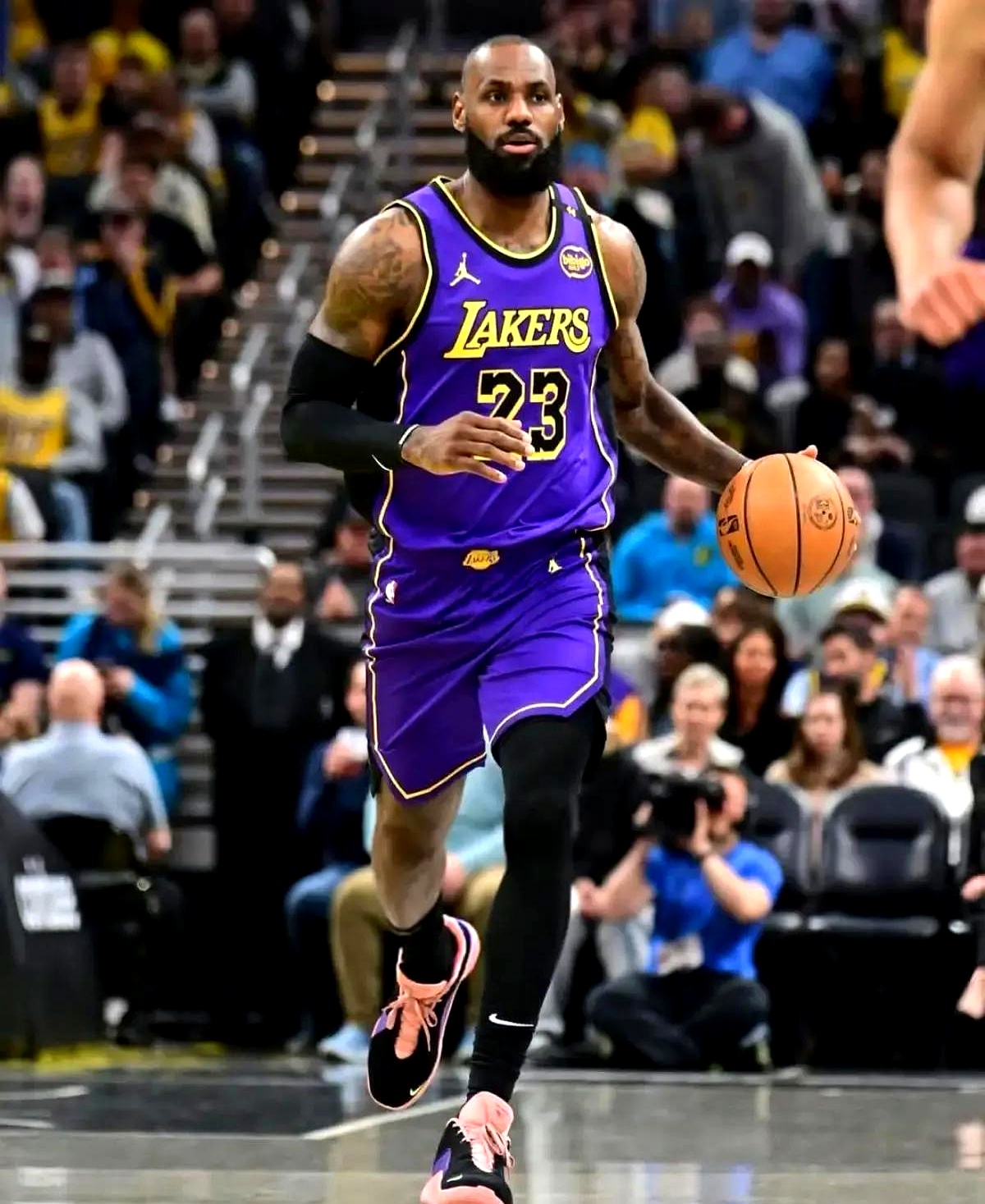 湖人大胜独行侠,詹姆斯投篮手感火热 湖人大胜独行侠,詹姆斯投篮手感火热