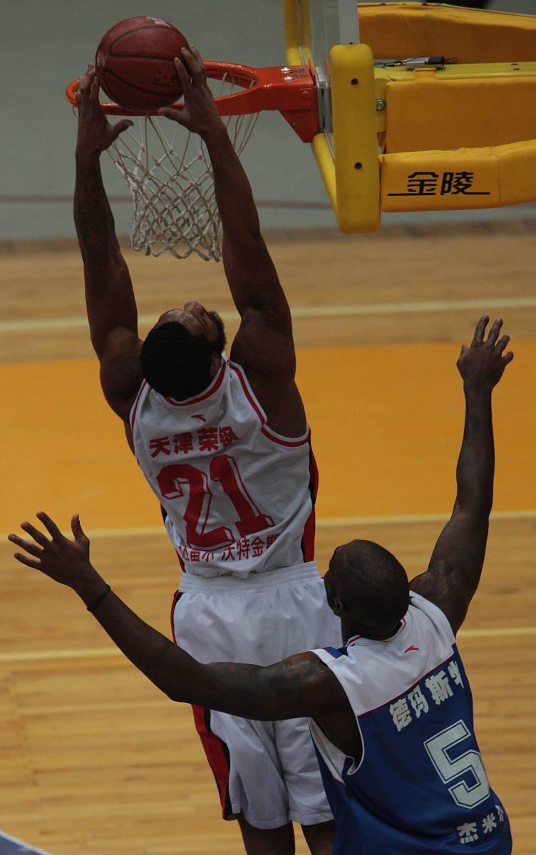 aoa体育-篮球赛场上球员因技术犯规遭罚