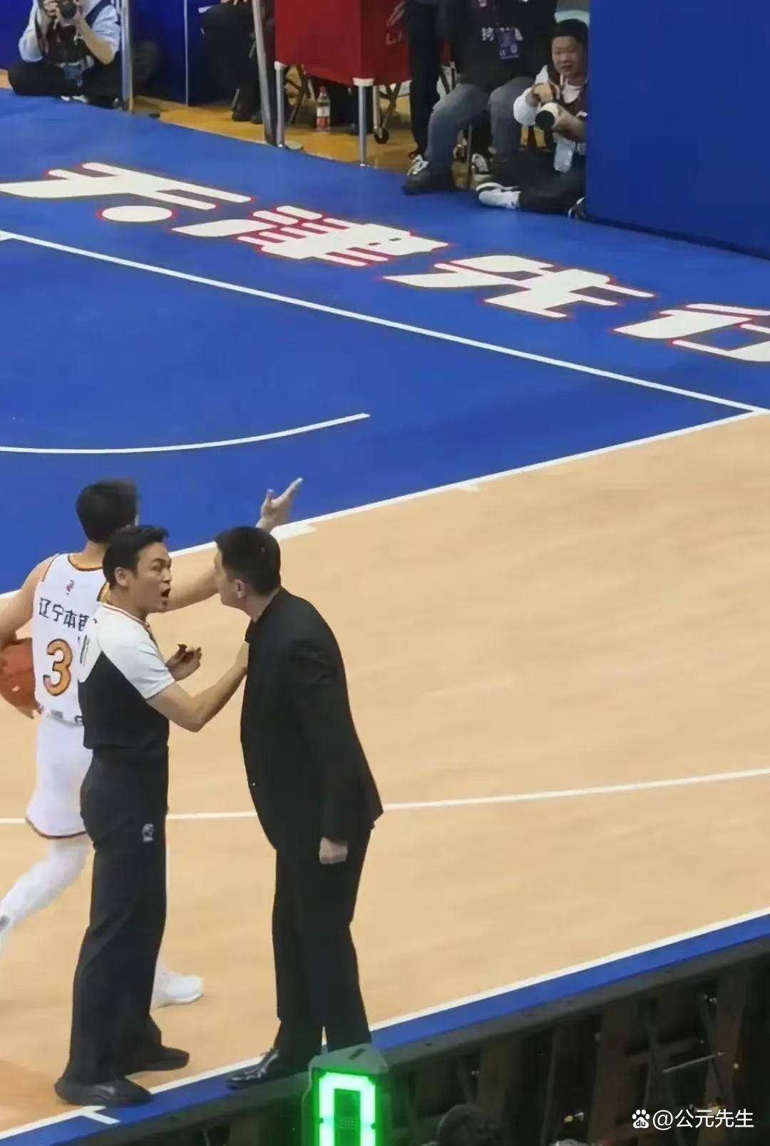 篮球赛场上球员因技术犯规遭罚 篮球赛场上球员因技术犯规遭罚