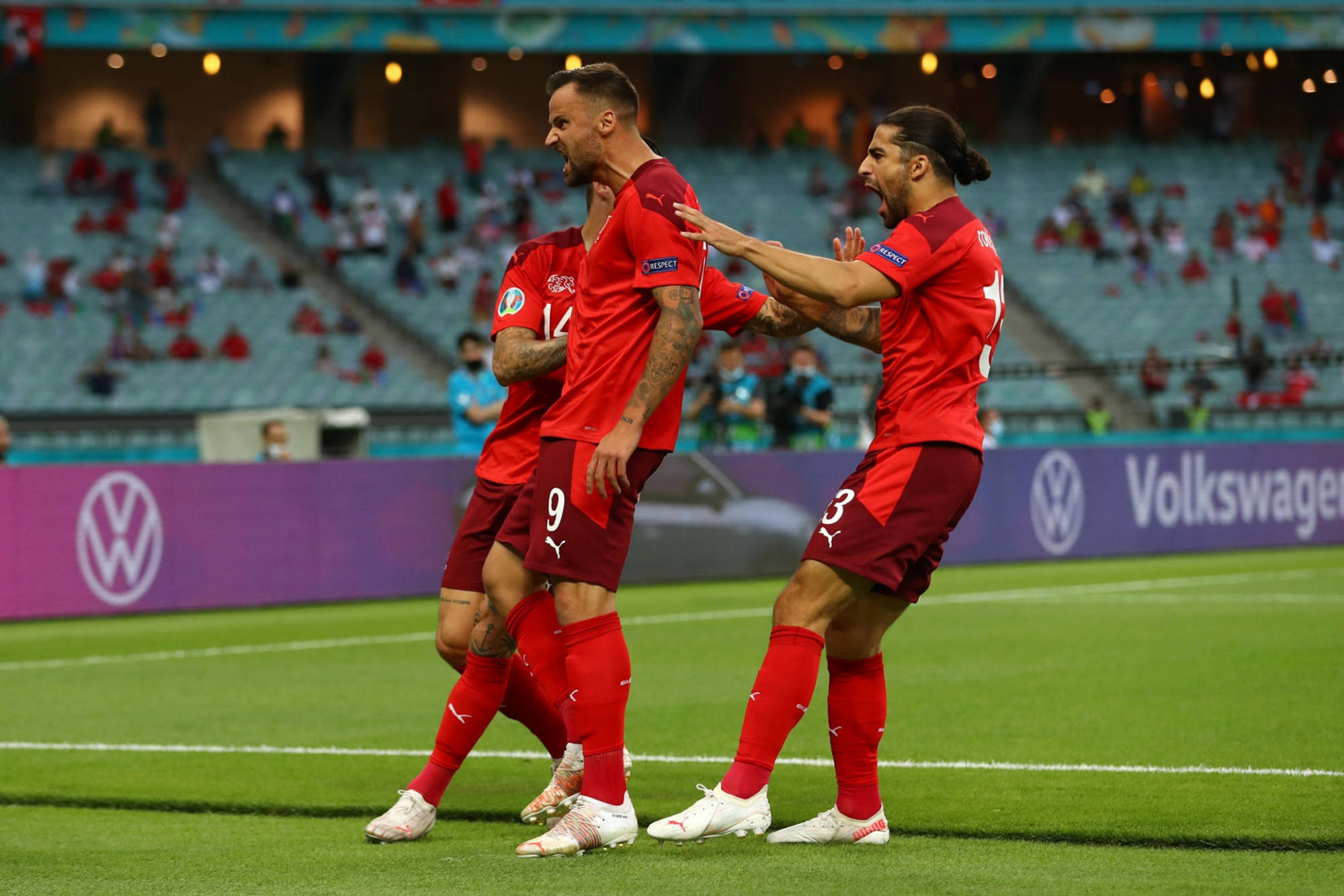 双雄对决!欧洲杯预选赛悬念更增 双雄对决!欧洲杯预选赛悬念更增