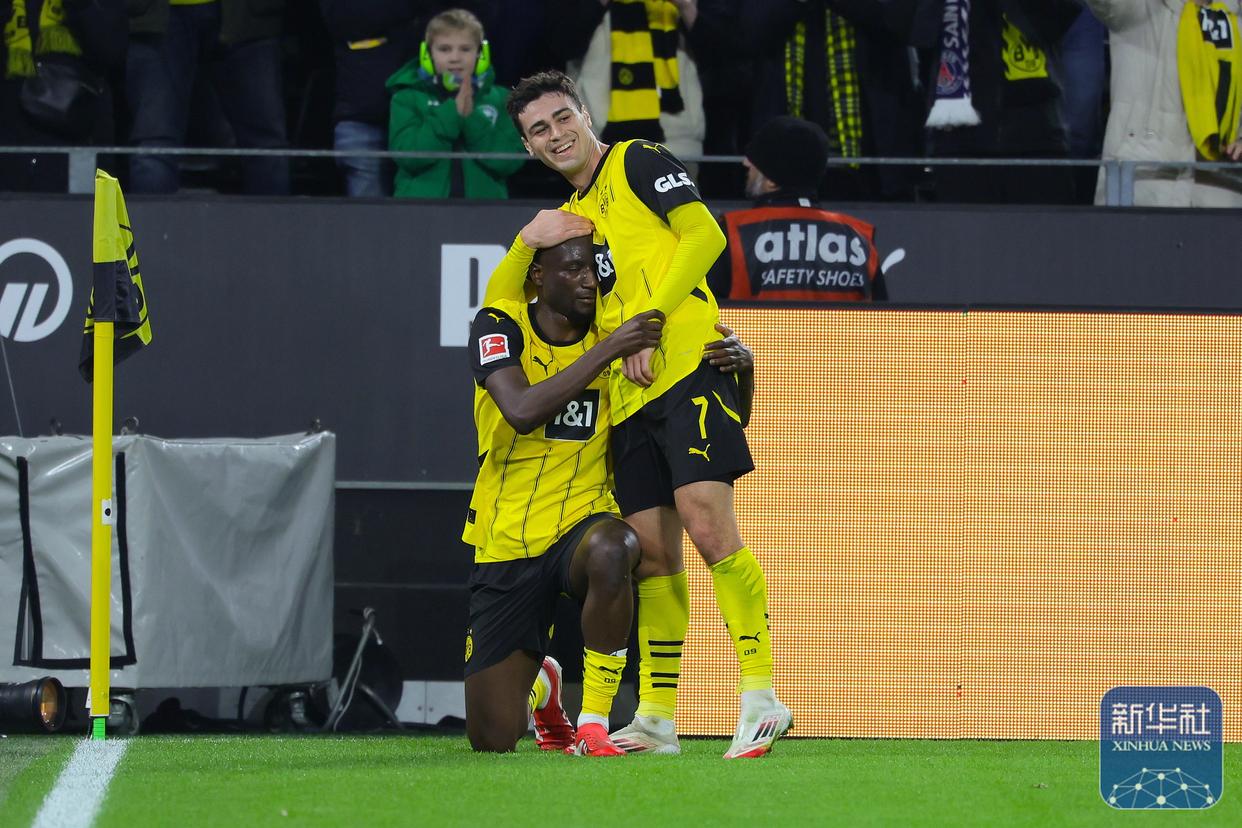 aoa体育直播-柏林联合队员踢出默契配合，化解对手攻势的简单介绍